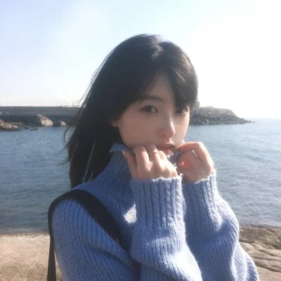 她从火光中走来